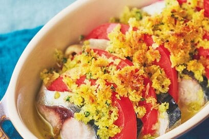 大原千鶴さん流「トマトとサバのパン粉焼き」レシピ。材料を並べて焼くだけ…簡単ステップで絶品
