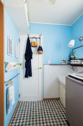 狭い洗面所が、棚とフックで使いやすくおしゃれに変わった！