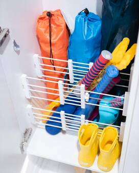 サンダルやピアス…収納しづらいものほど「つっぱり棚」が便利！