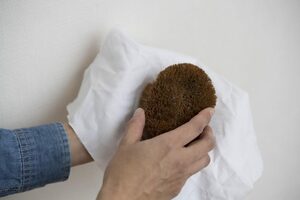 布でタワシを包む