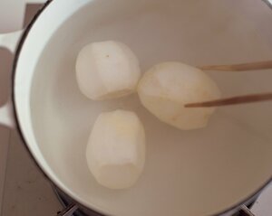 酢でゆでるとヌメリが取れる