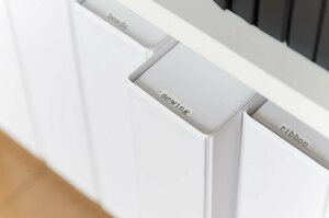 床に近い箱には、ラベルを上面に