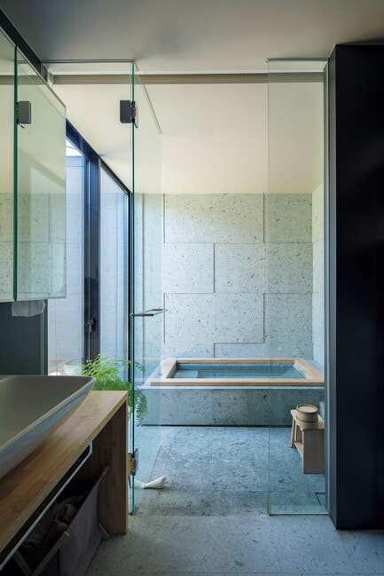 浴室の十和田石の壁