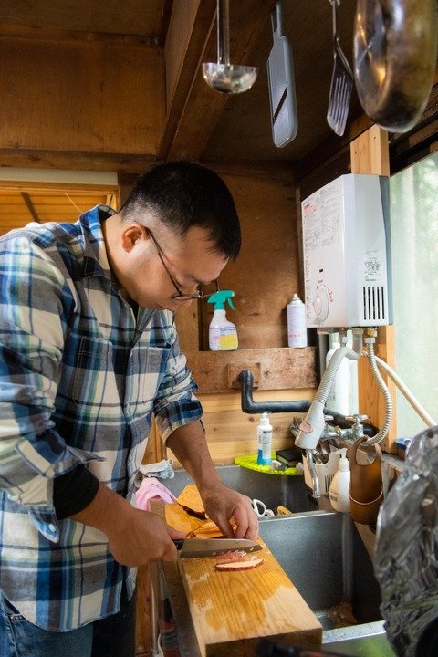 奥多摩に移住しカフェの厨房に立つ夫の孝之さん