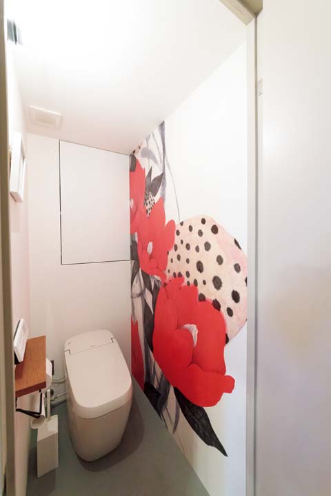 鮮やかな輸入クロスを貼ったトイレ