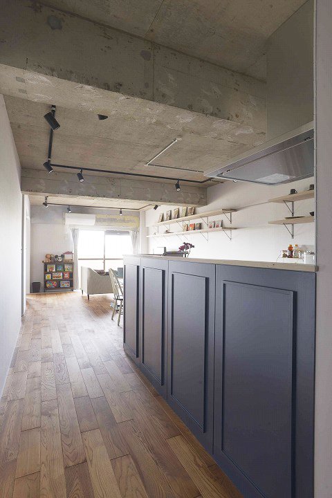 イメージに近い人気ハンバーガーショップの写真を見せてオーダーしたキッチンの腰壁