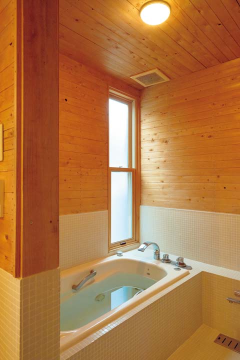 檜で仕上げた浴室