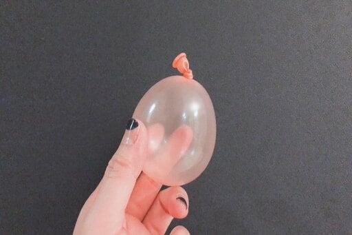 水風船を膨らます