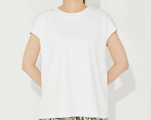 Tシャツを着た女性