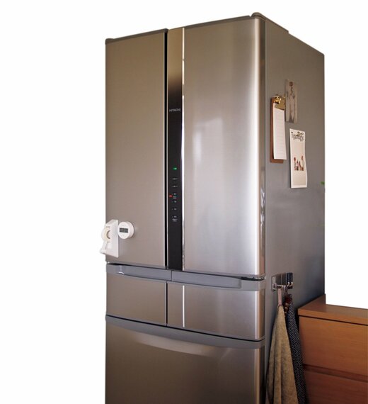 キッチンにある両開きの冷蔵庫