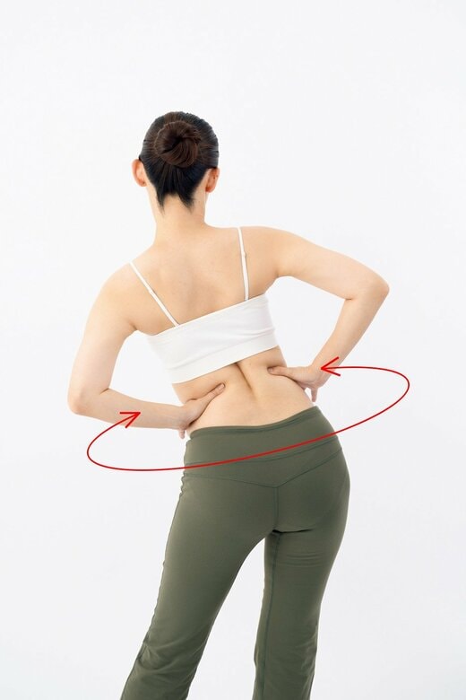 志室のツボを押しながら腰回しをする動作