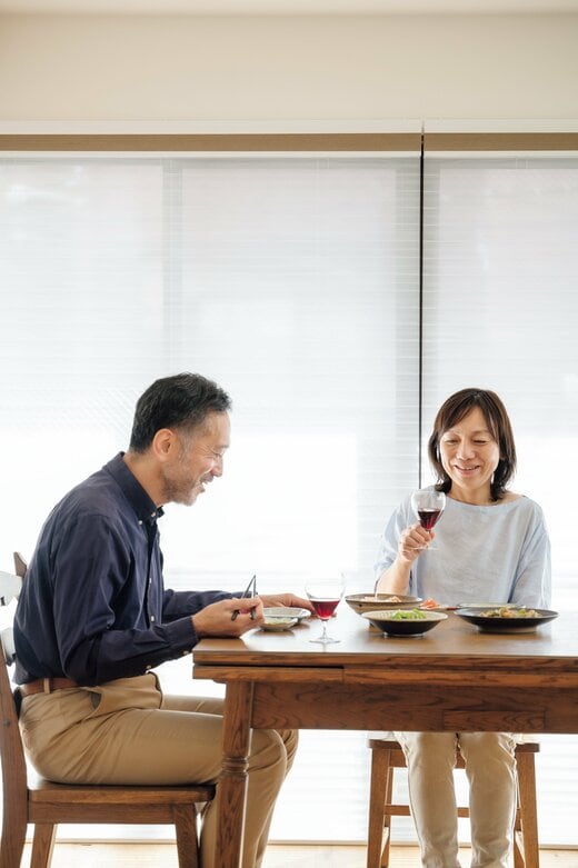 食卓にいる夫婦