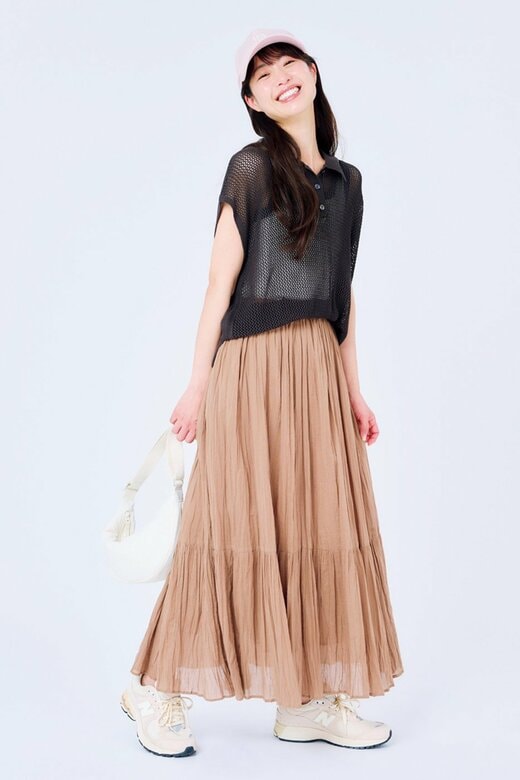 ピンクのキャップを被った笑顔の女性