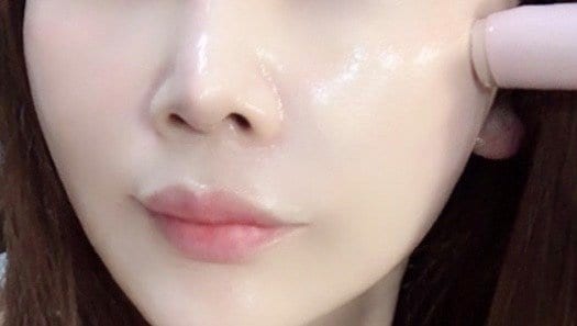 顔に塗っている様子