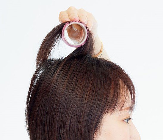 トップの髪にマジックカーラーを