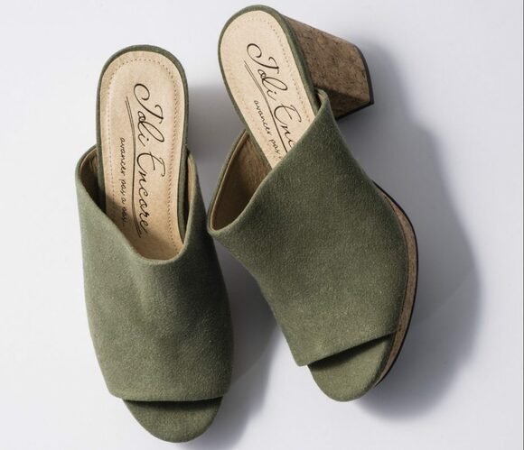 カーキ×コルクヒール組み合わせが新鮮