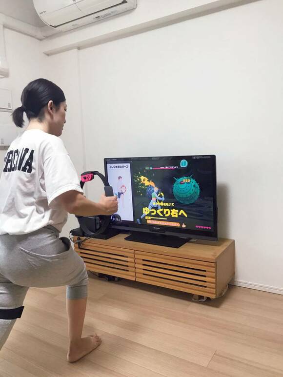 リングフィットアドベンチャーをする女性