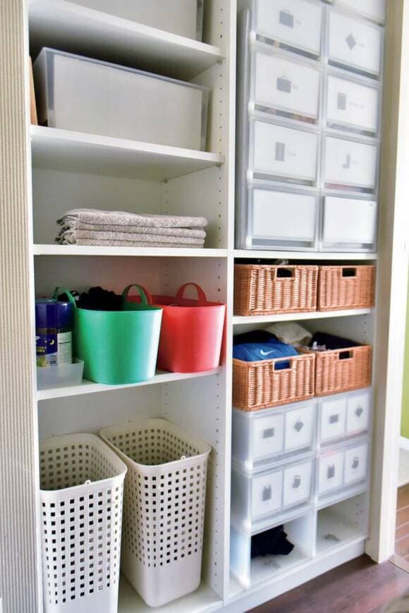 緑赤のカゴがある棚