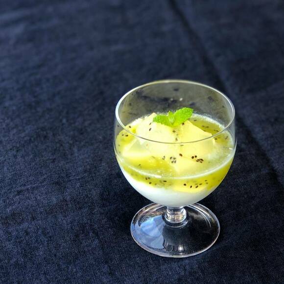 フルーツやヨーグルトを添えた様子