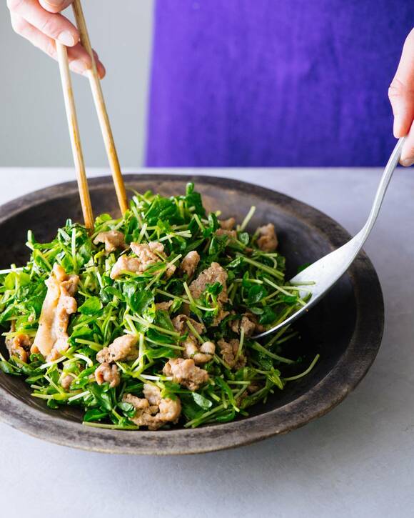 箸とフォークで持ち上げる様子