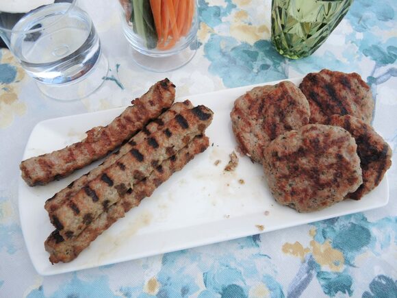炭火焼き「ケバプチェ」とハンバーグ「キュフテ」