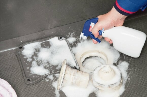 カビ取り剤をかける