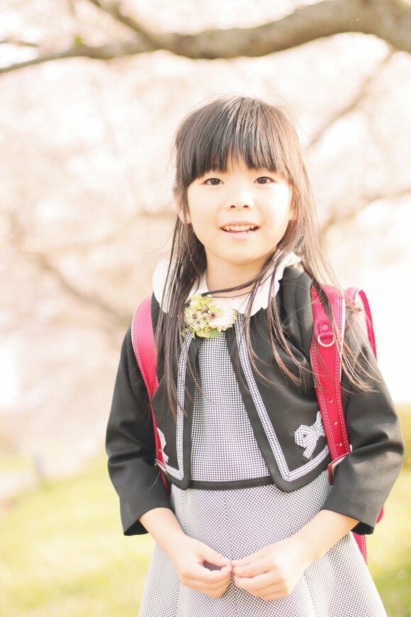 子どもに、桜の木が後ろに来る位置に立ってもらいます