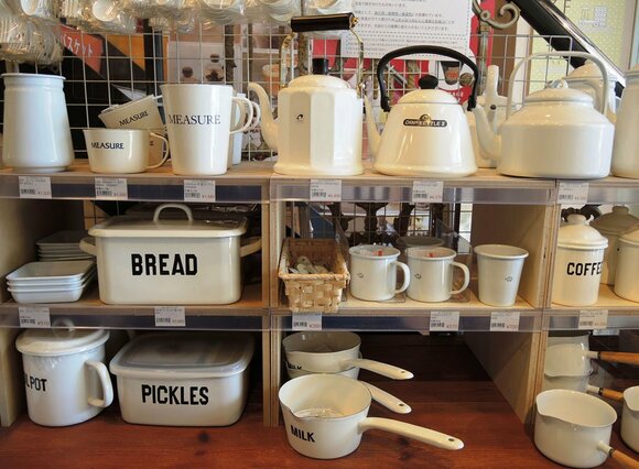 英文字入りでクールなほうろう製のキッチングッズ