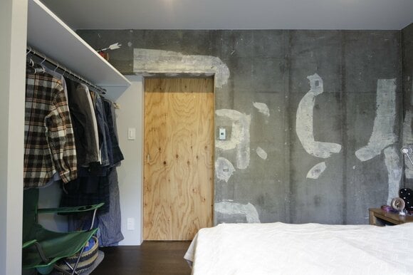 カフェのようなコンクリート現しの壁がインパクト大!