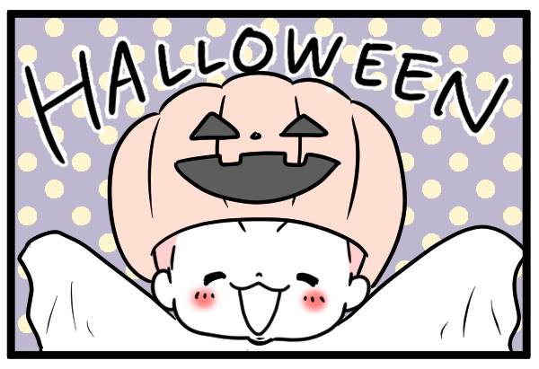 幽霊の格好にカボチャのかぶりものをかぶった子ども