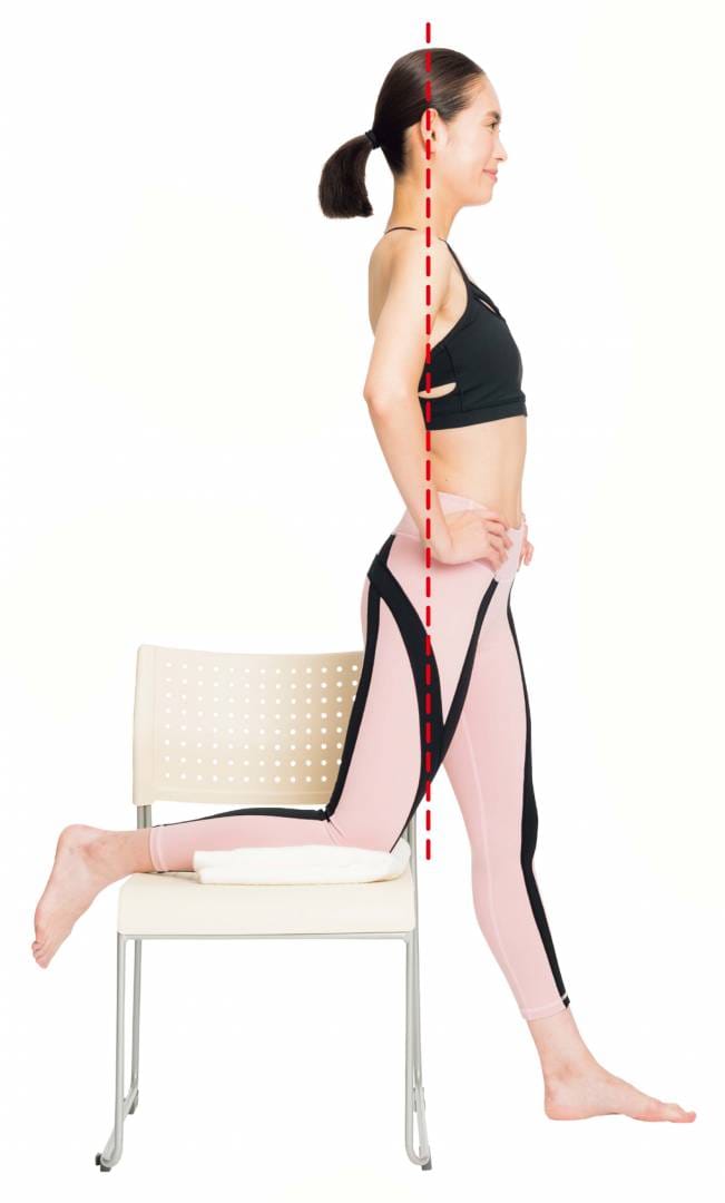 椅子に右ひざをのせ、左足は前に踏み出す