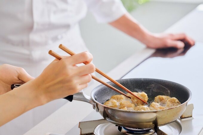 フライパンで調理する手元