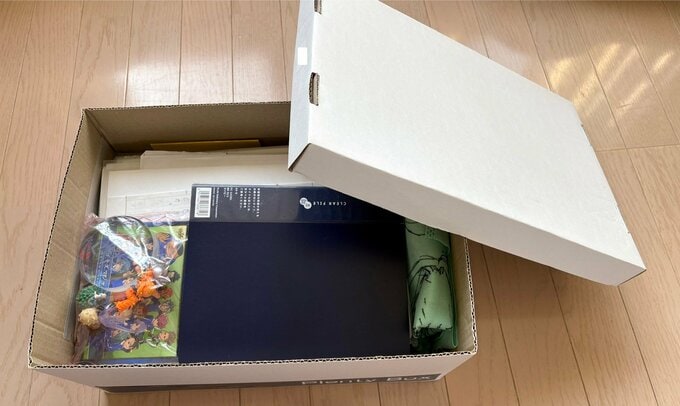 ファイルや作品など、小学生までの思い出品をまとめた箱