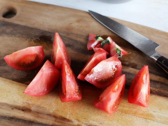 カットしたトマト