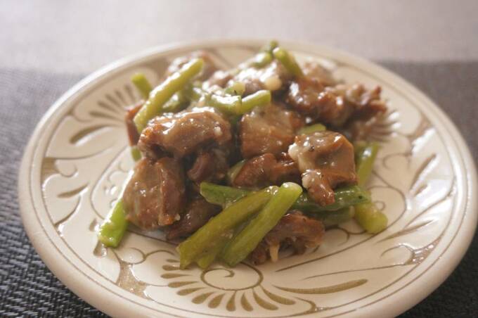 お皿に砂ぎもにんにくまみれ