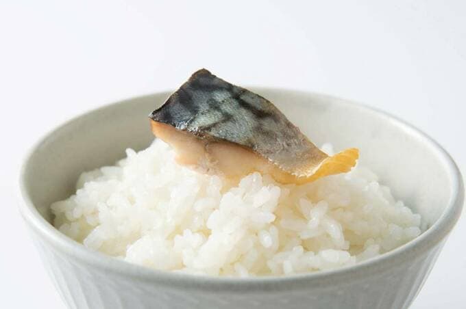 ご飯の上に塩サバをのせた様子