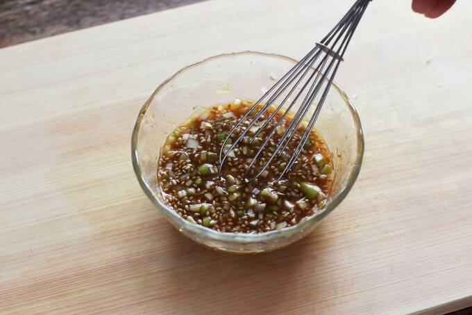 香味ネギダレの材料を合わせる様子