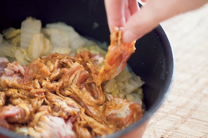 白菜の上に豚肉