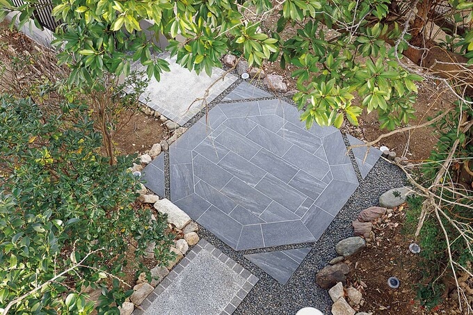 タイルでかたどったアプローチ