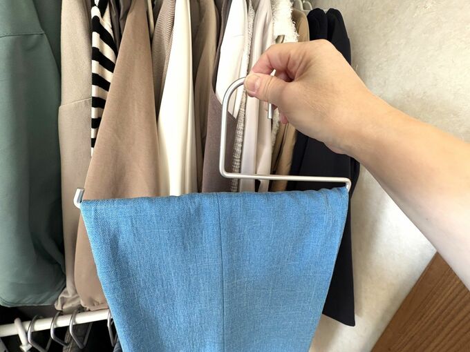 クローゼットの写真。ズボンは専用のハンガーにかけて