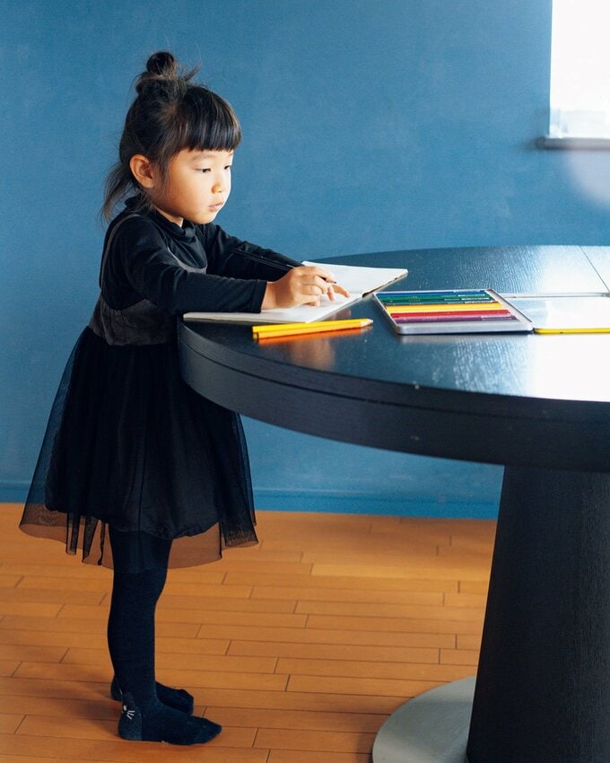 女の子テーブルでお絵描き