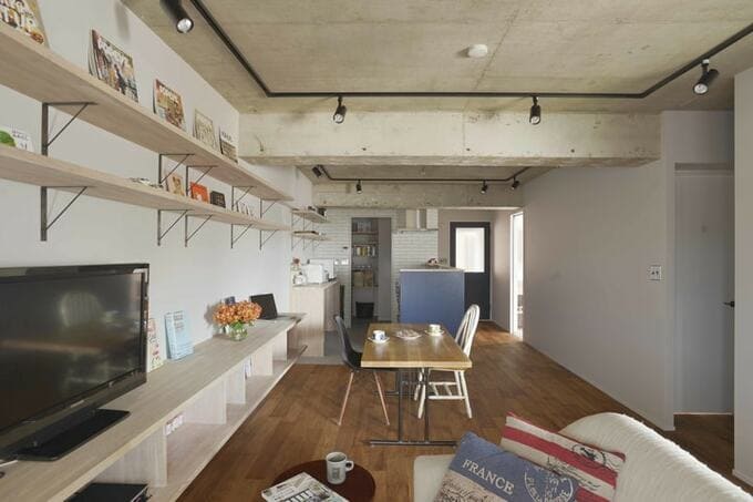 キッチンからダイニング、リビングと縦につながるS邸