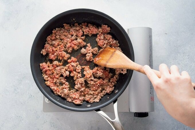 ひき肉を炒める