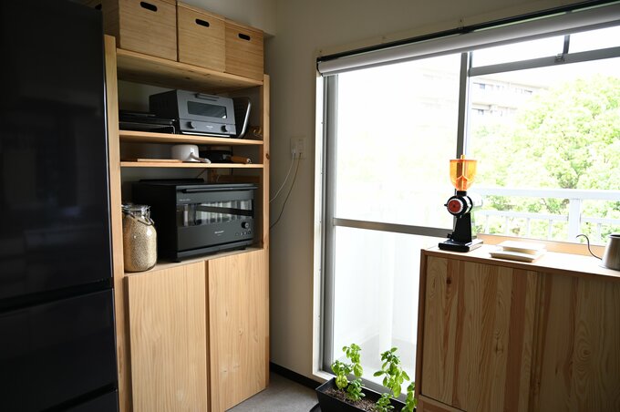 大きめの収納棚をパントリー代わりに