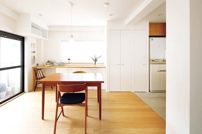 窓際に収納とデスクを兼ねたカウンターを設置したダイニング