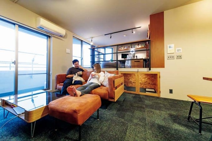 LDKでくつろぐ夫妻とチル