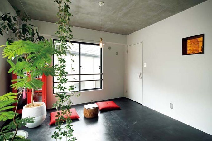 火鉢や座布団を置いた和風な印象のサンルーム