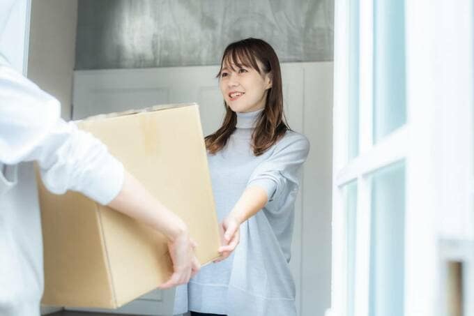 集荷をする女性