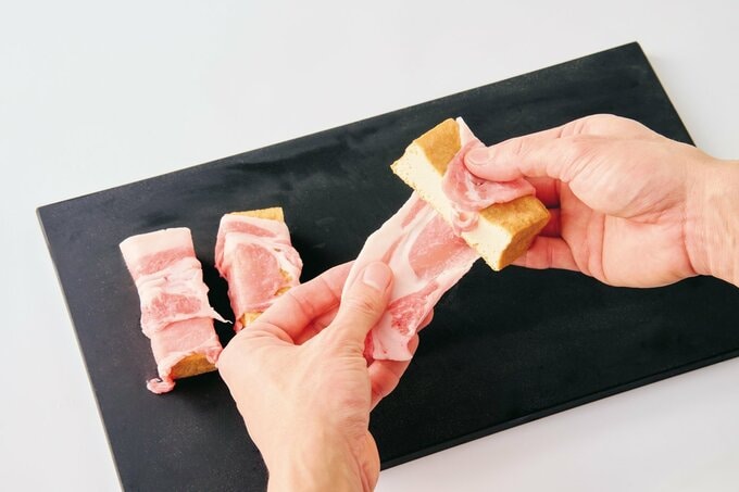 厚揚げに豚肉を巻く