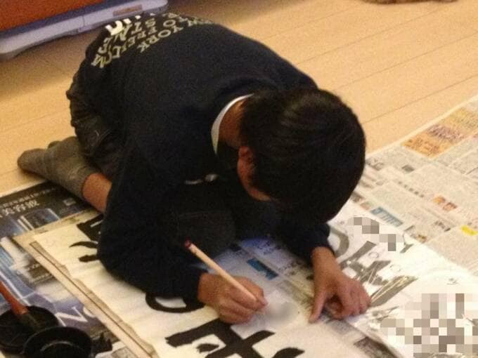 書道をする様子